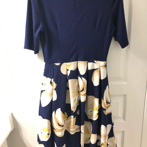 Women’s Dress with Pockets - Picture 4 of 4